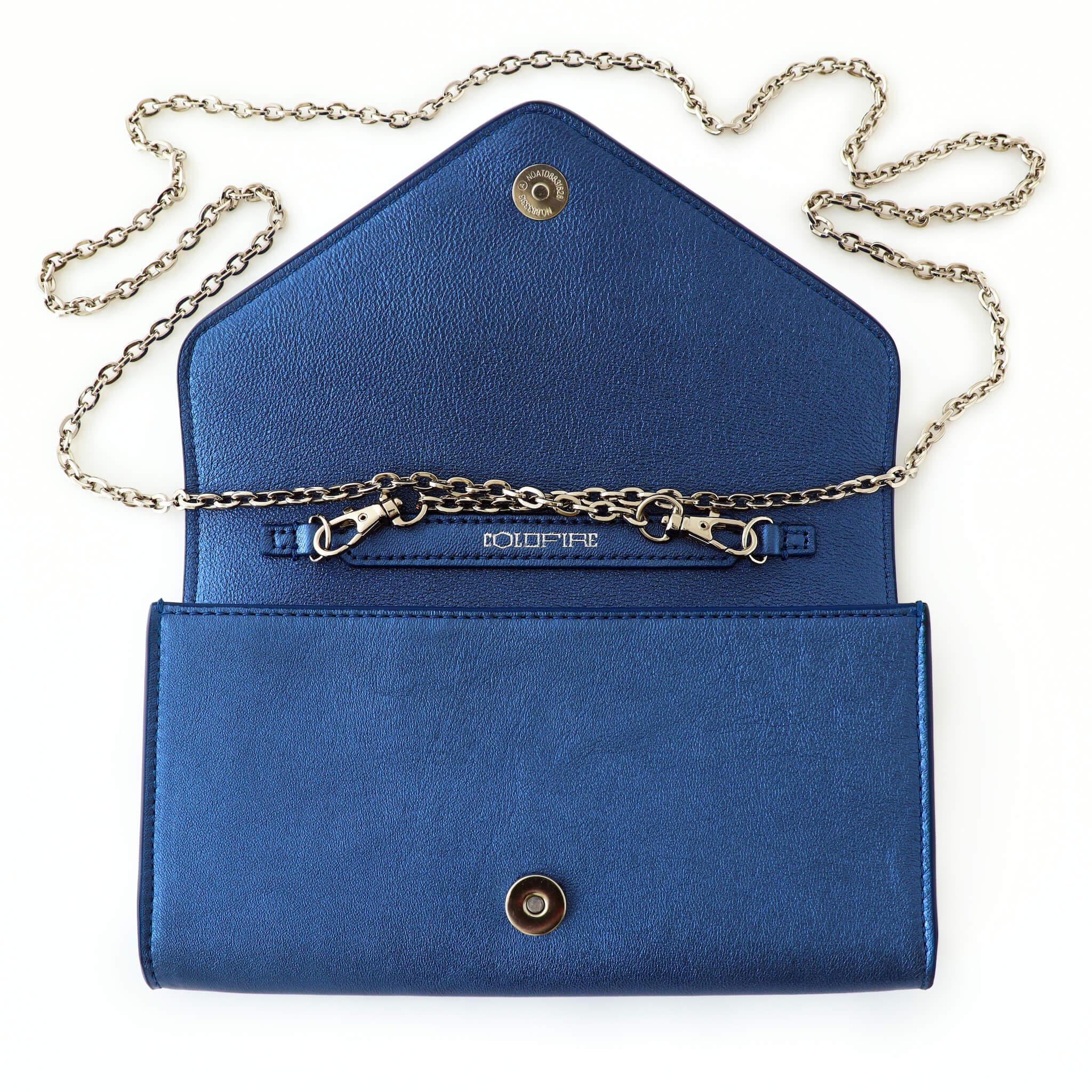 малка синя дамска чанта със сребърен синджир и лого | COLDFIRE